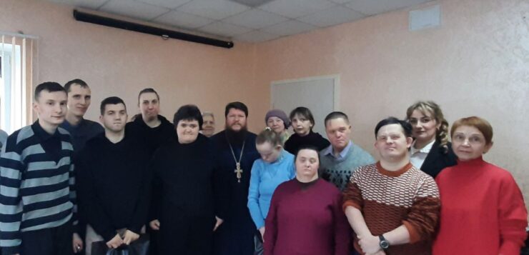 Отделение социальной реабилитации, абилитации Копыльского ТЦСОН посетил Благочинный Копыльского церковного округа протоиерей Сергий Чарный.